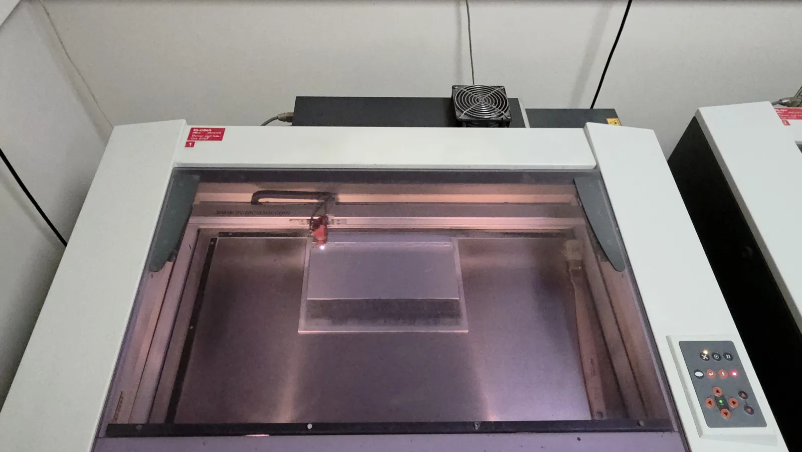 Gravure laser de la gomme sur le plateau